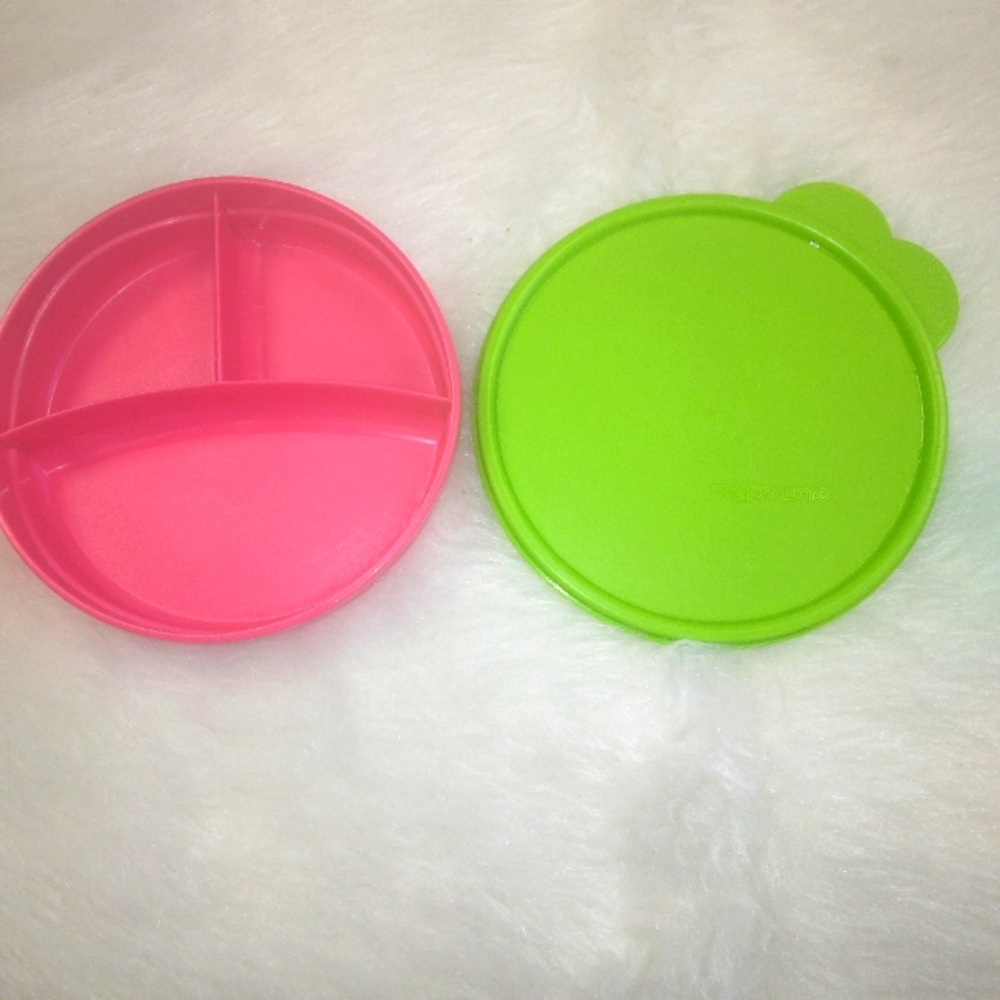 TUPPERWARE Red divided munch dish with green lid